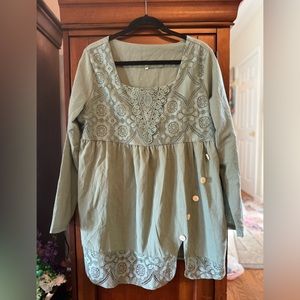 Beautiful Long Sleeve Top w embroidery om the Top size XL NWOT